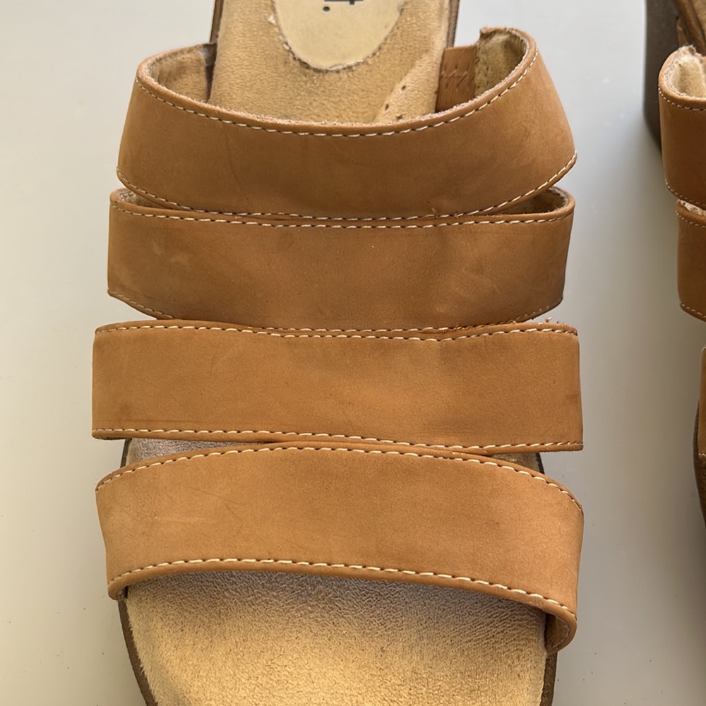EUC White Mountain Size 10 W women’s 3 inch heel tan sandals, barely wor… - Picture 3 of 9